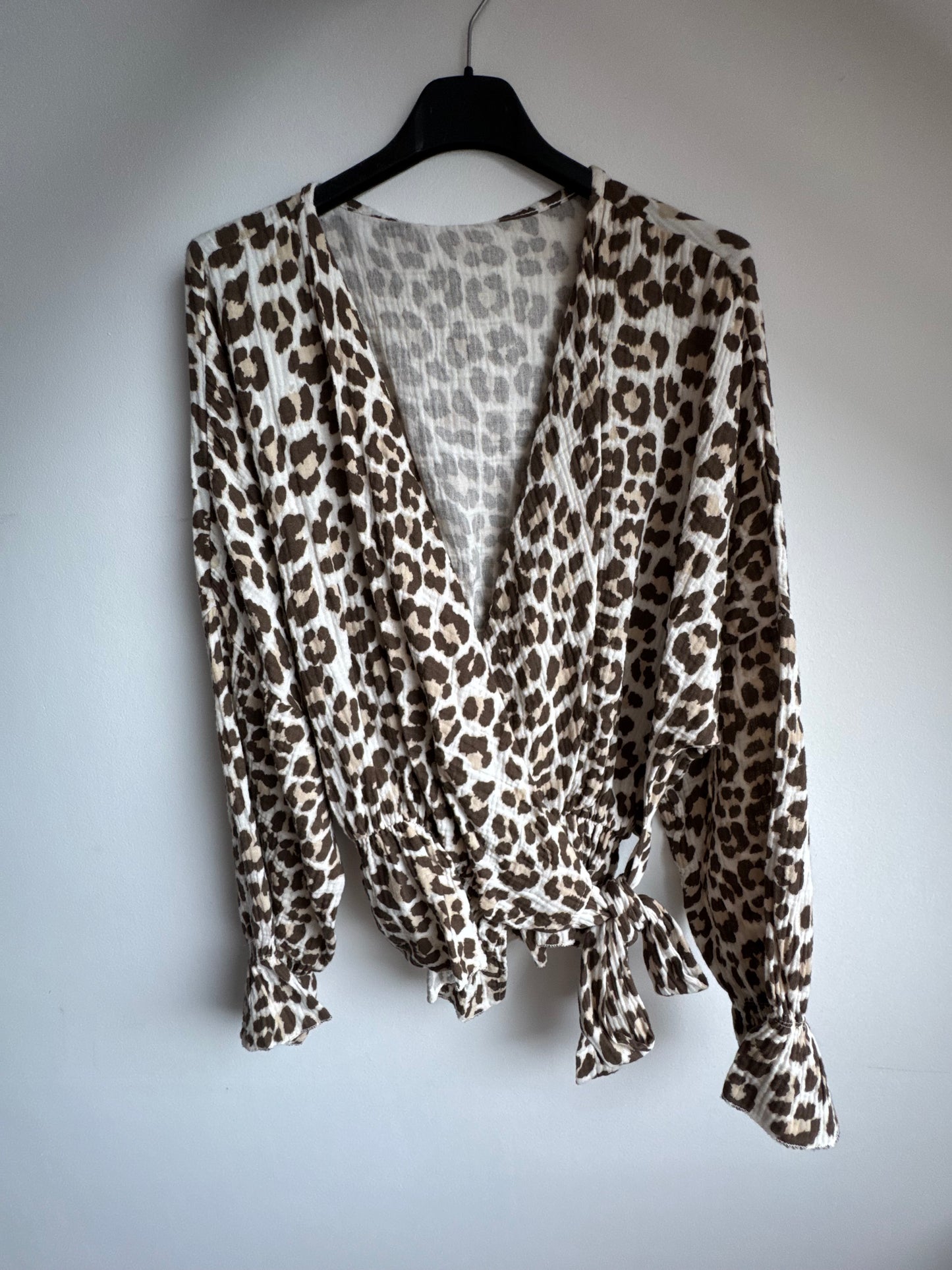 Wickelbluse in Leo Optik