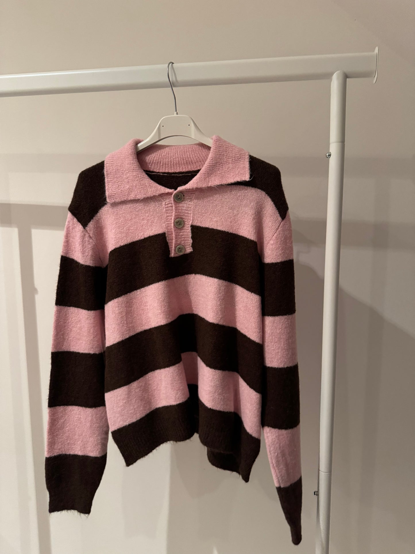 Gestreiftes Basic mit Knopfleiste