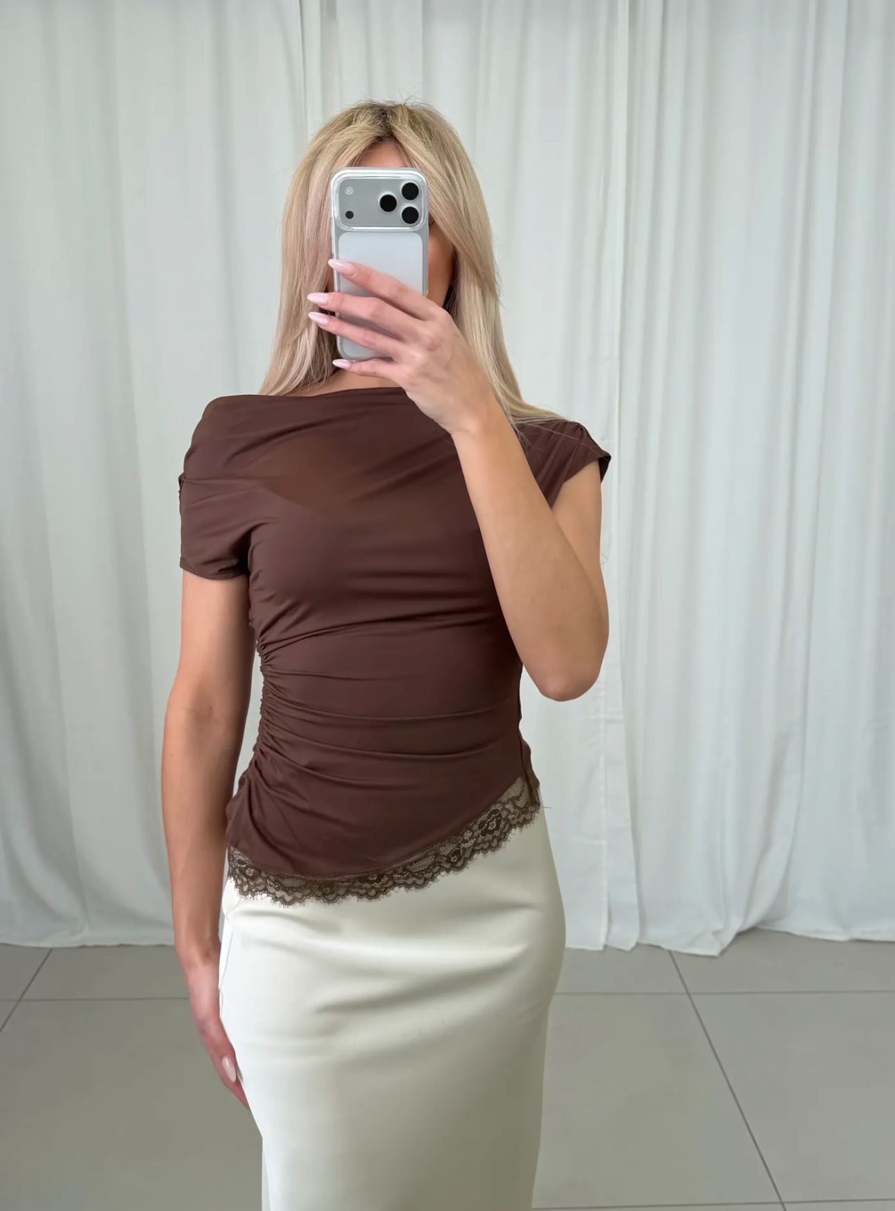 Asymmetrisches T-Shirt mit Spitze