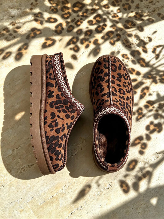Pantolette im Leo Design