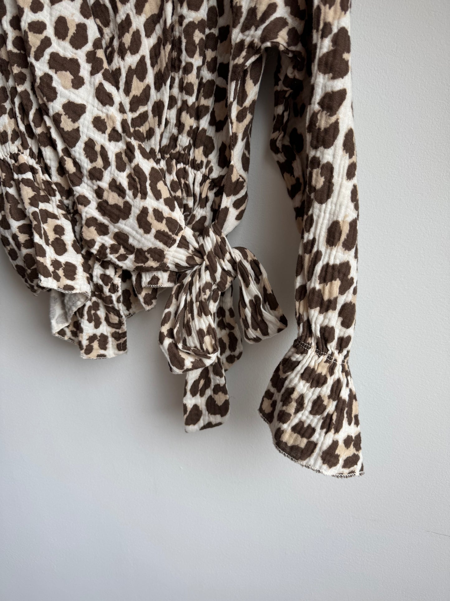 Wickelbluse in Leo Optik