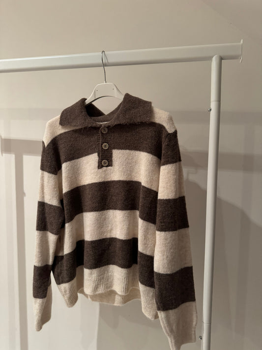 Gestreiftes Basic mit Knopfleiste