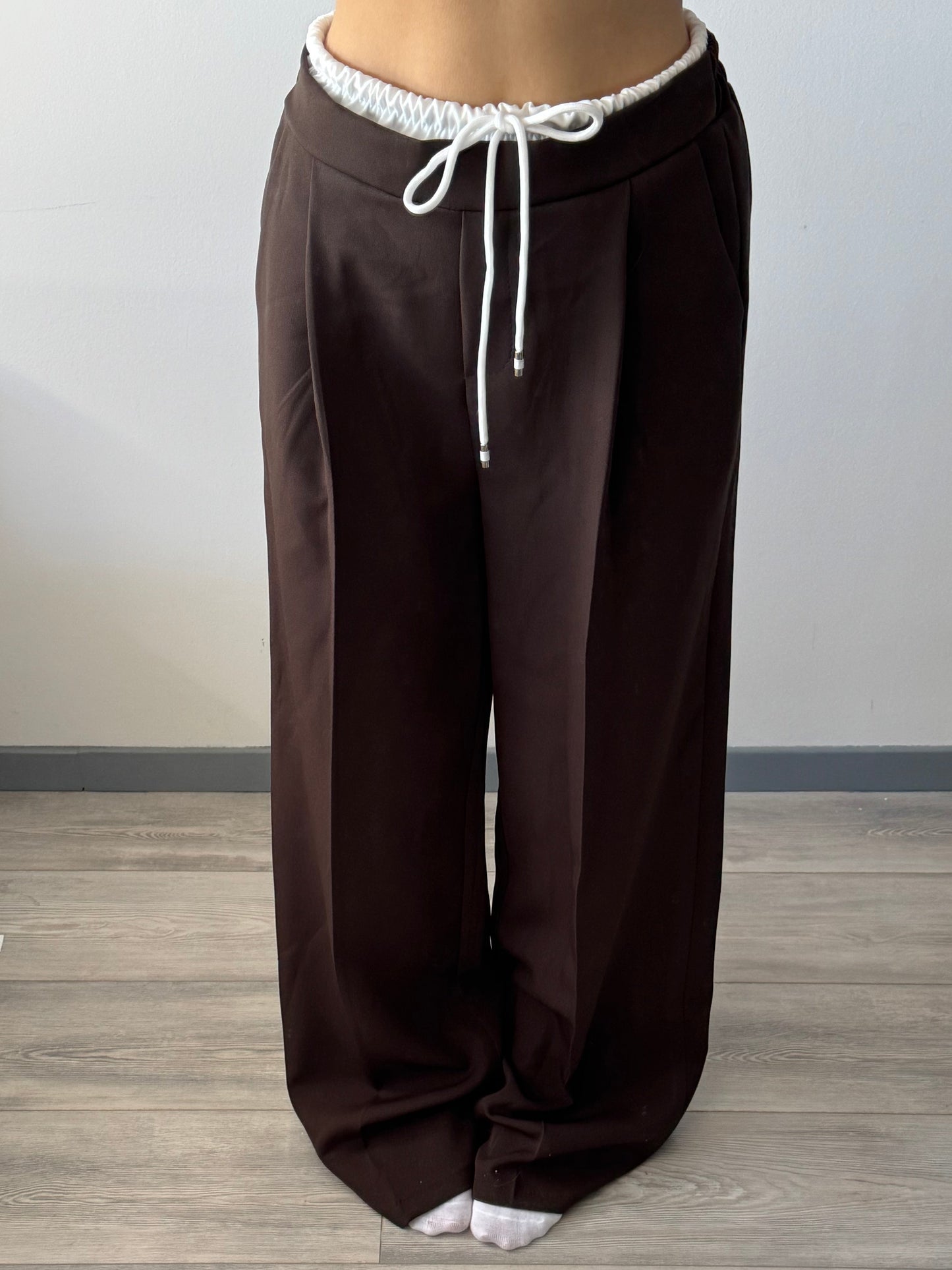 Stoffhose mit Kontrastlinie