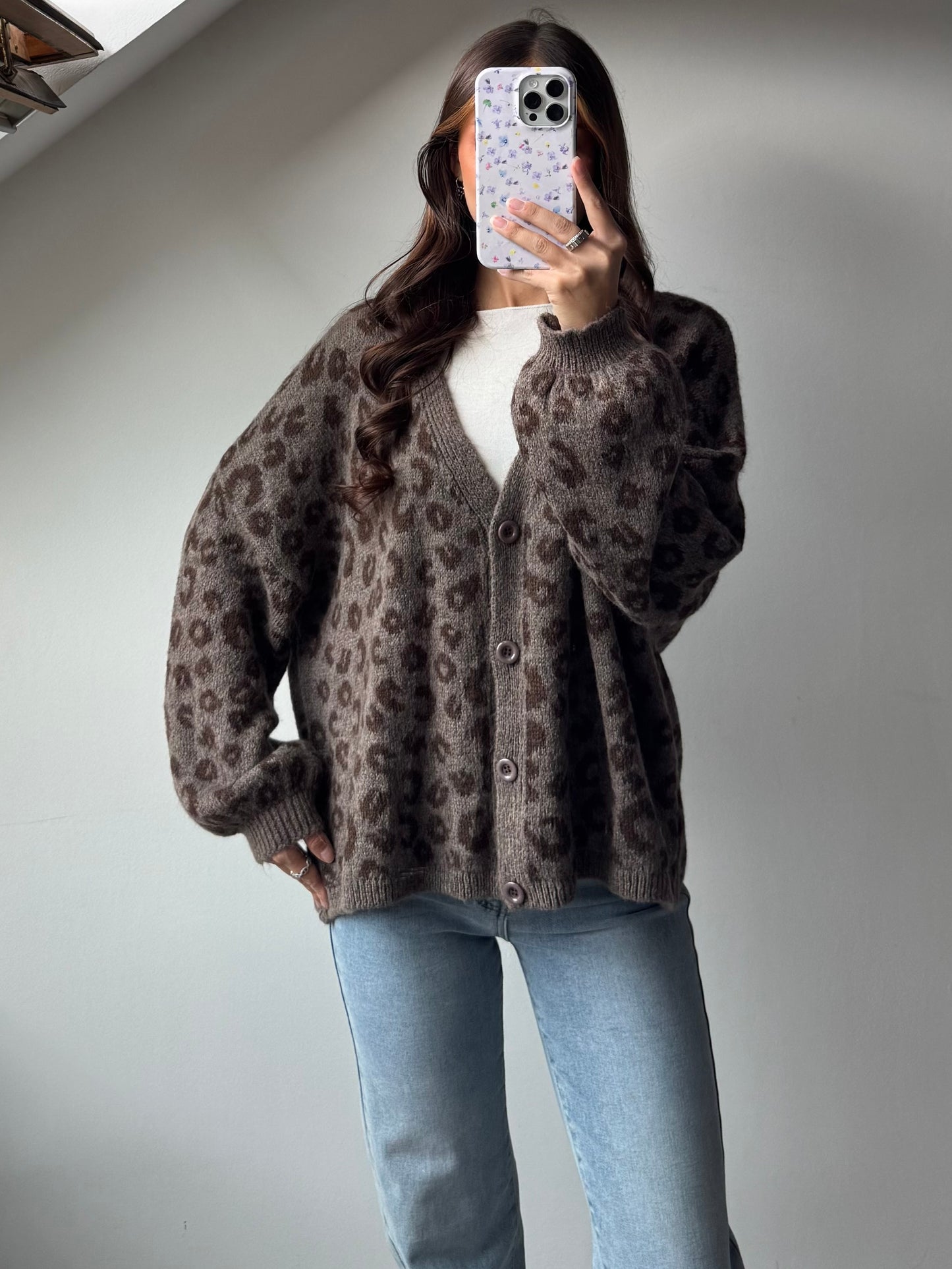 Cardi Leo mit V-Ausschnitt