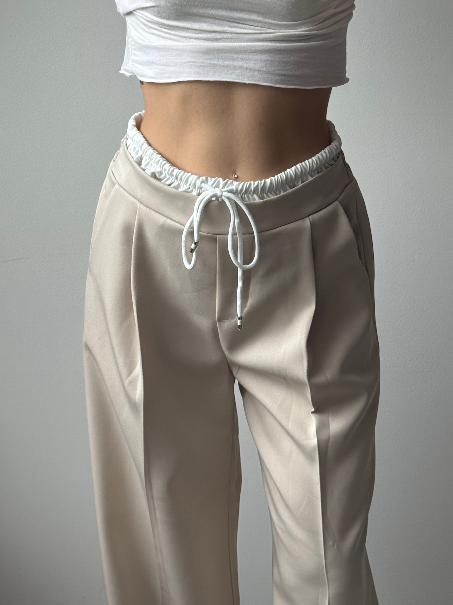 Stoffhose mit Kontrastlinie