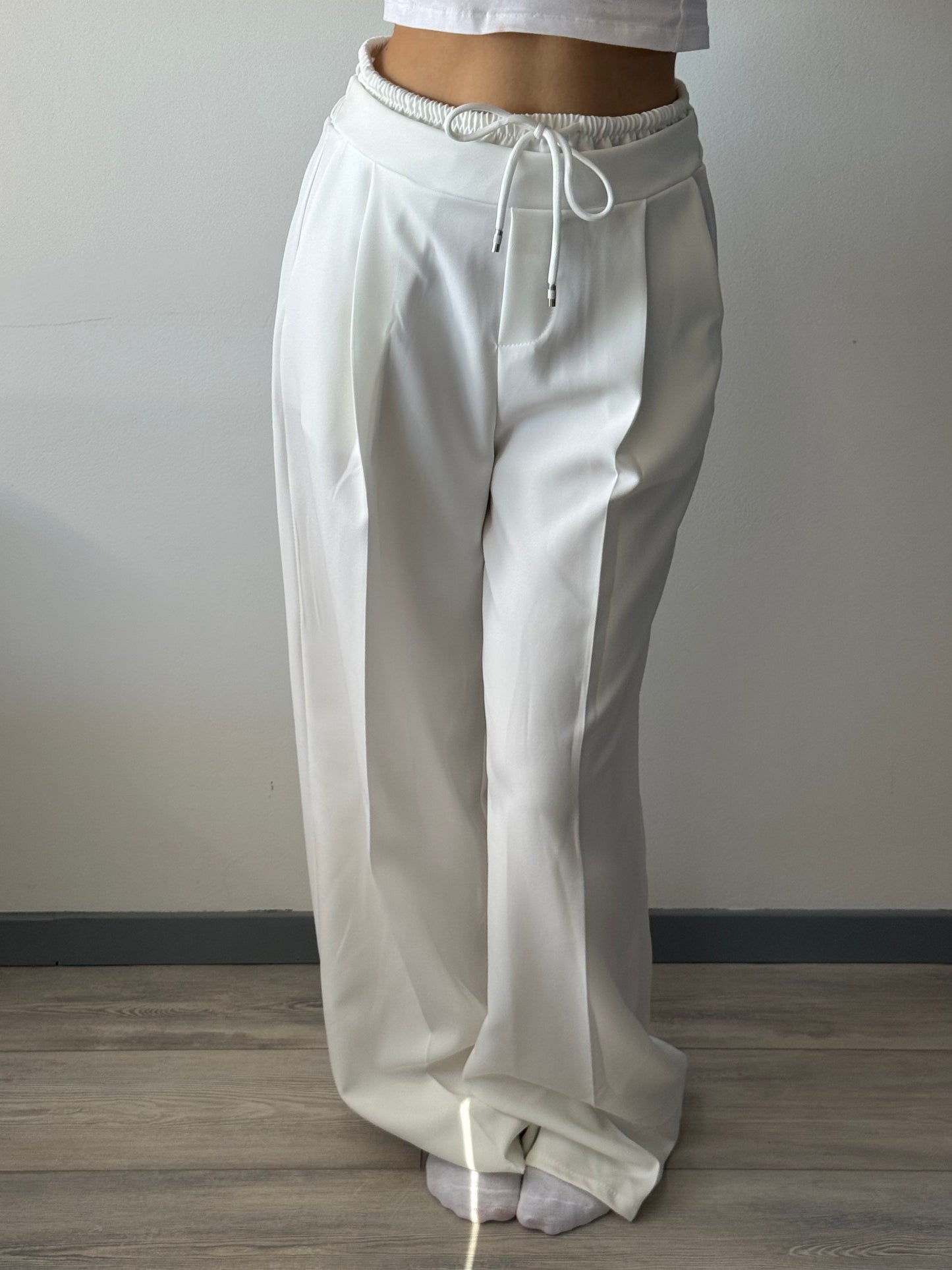 Stoffhose mit Kontrastlinie