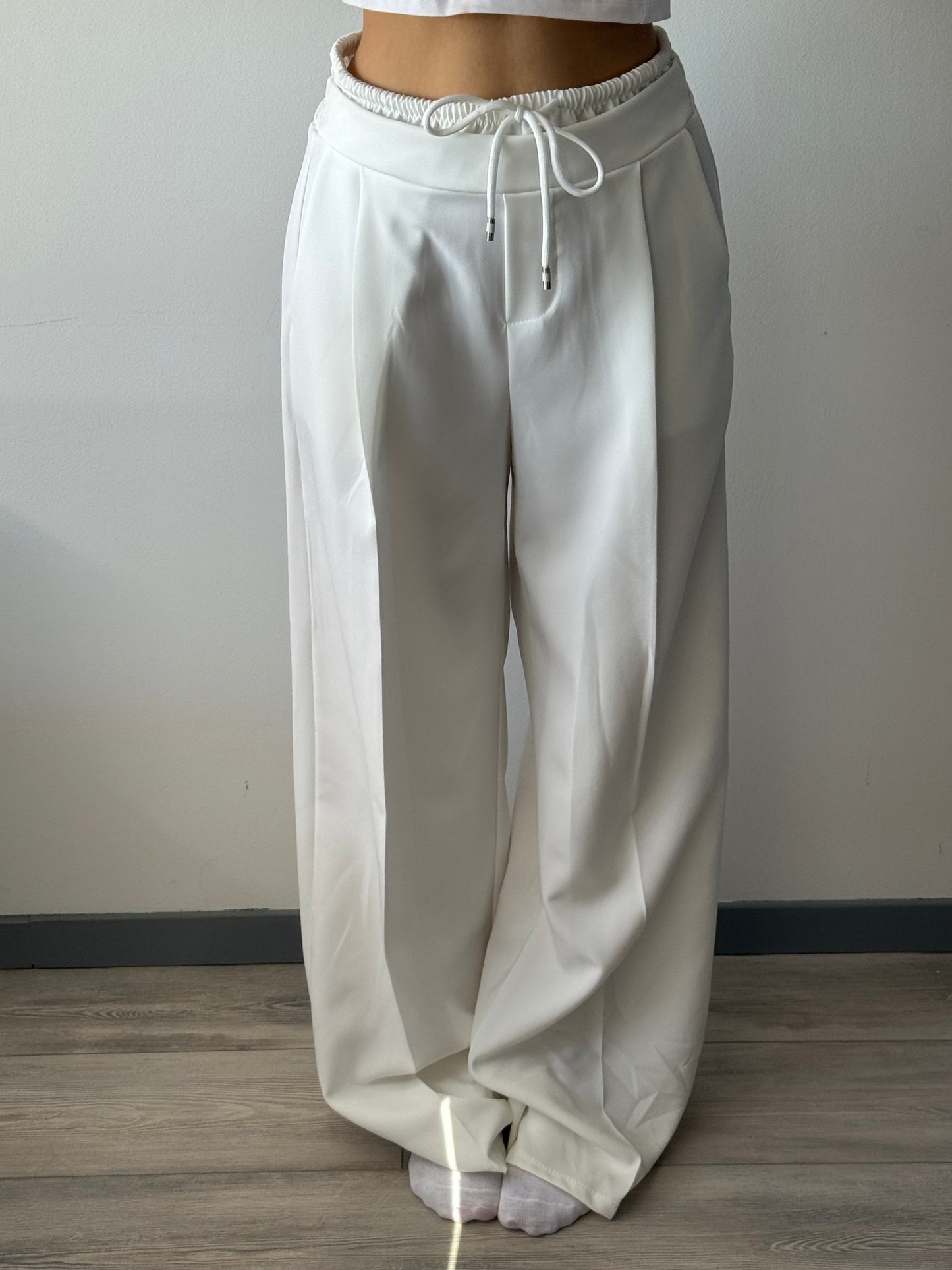 Stoffhose mit Kontrastlinie