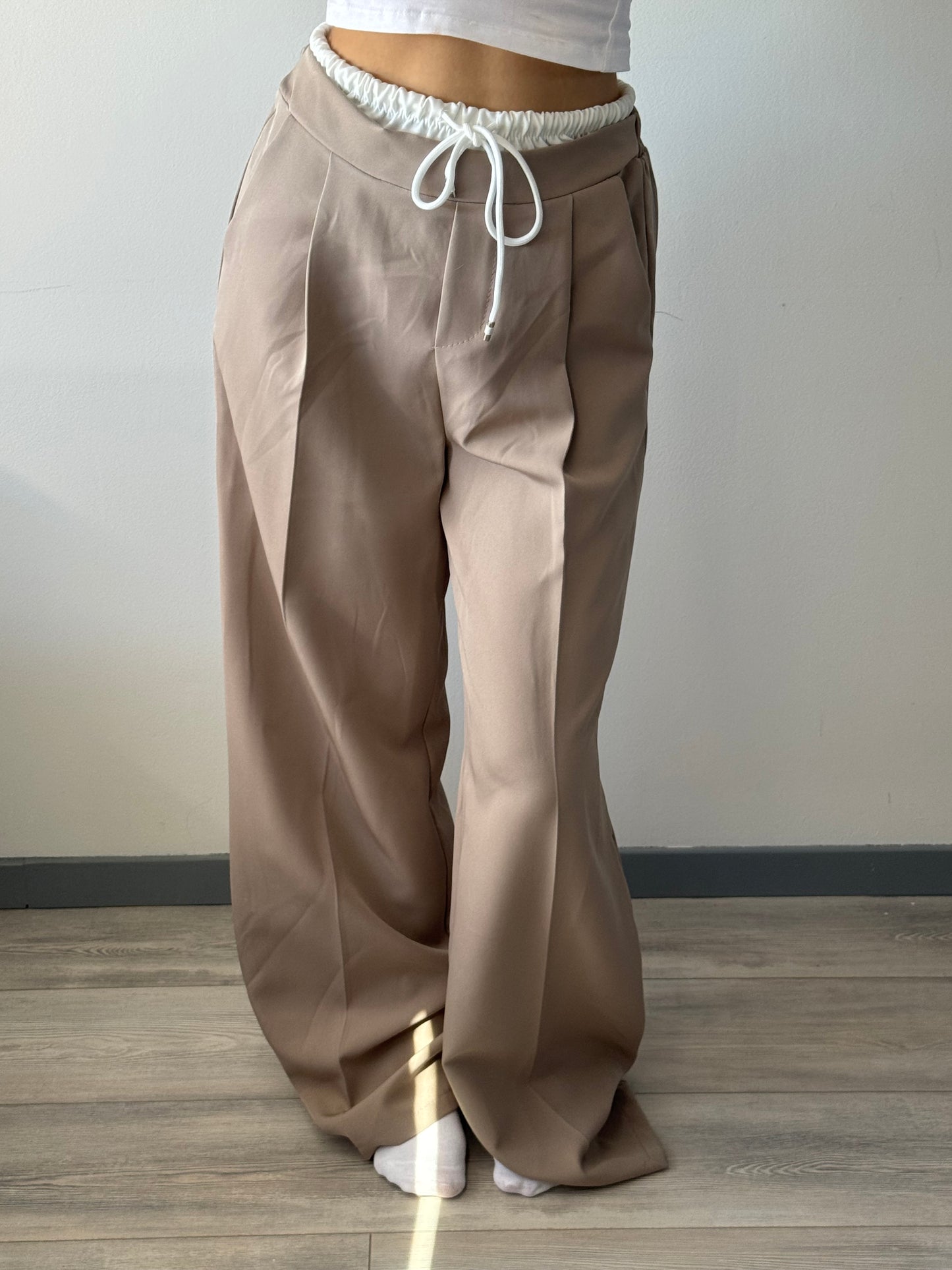 Stoffhose mit Kontrastlinie