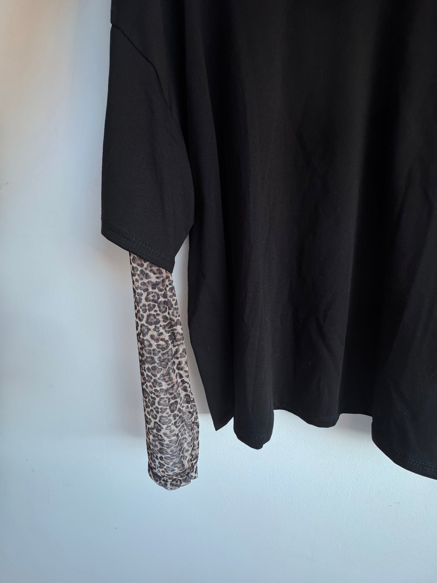 Shirt mit Leo Details