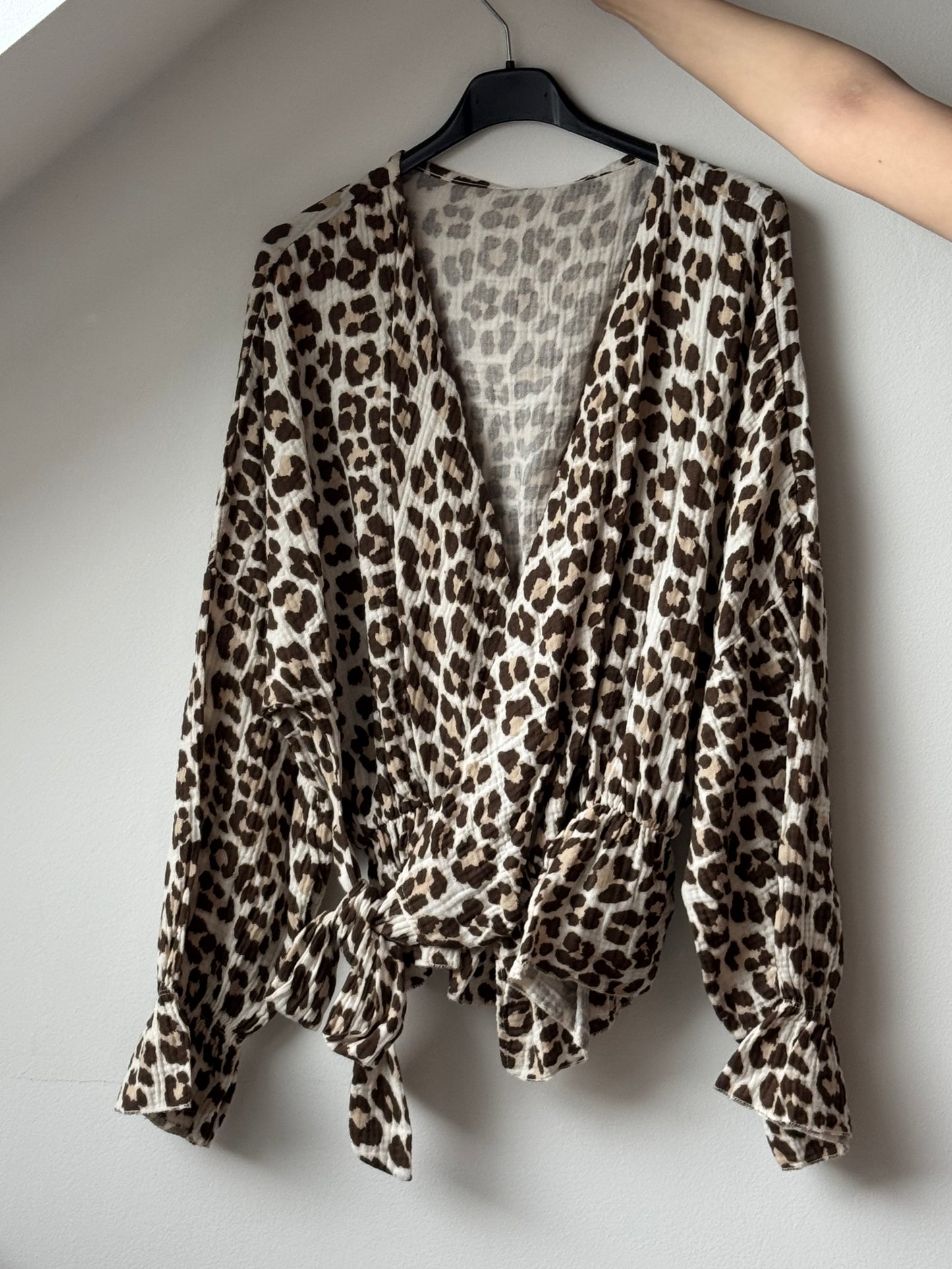 Wickelbluse in Leo Optik