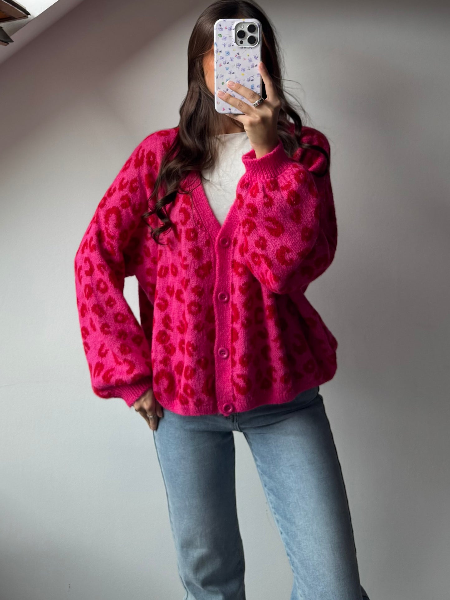 Cardi Leo mit V-Ausschnitt